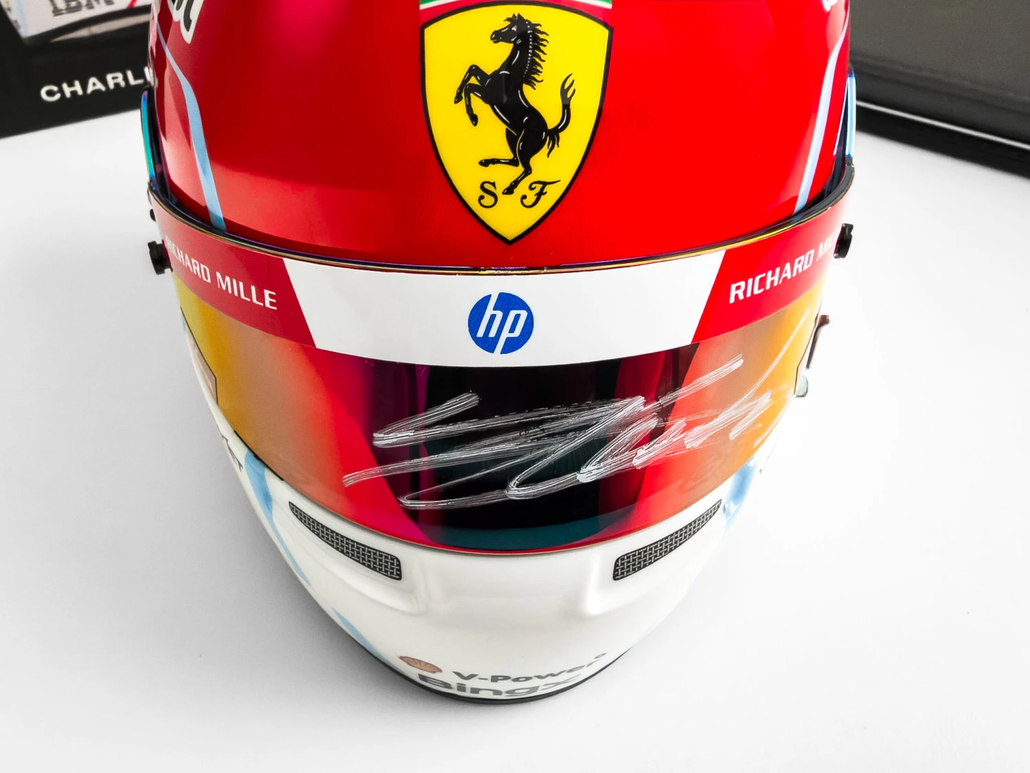 Helma 1:2 ve vitríně - Ferrari - Charles Leclerc - 2026